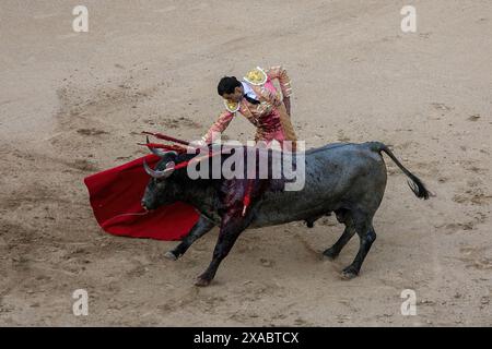 Madrid, Spagna. 5 giugno 2024. Il torero spagnolo Paco Urena si esibisce con un toro nel Las Ventas Bullring durante la stampa. Questo pomeriggio, presieduto da re Felipe vi, si è svolto presso l'arena Las Ventas di Madrid 'la Corrida de la Prensa de 2024'. Credito: SOPA Images Limited/Alamy Live News Foto Stock