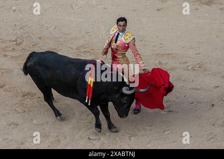 Madrid, Spagna. 5 giugno 2024. Il torero spagnolo Paco Urena si esibisce con un toro nel Las Ventas Bullring durante la stampa. Questo pomeriggio, presieduto da re Felipe vi, si è svolto presso l'arena Las Ventas di Madrid 'la Corrida de la Prensa de 2024'. (Foto di David Canales/SOPA Images/Sipa USA) credito: SIPA USA/Alamy Live News Foto Stock