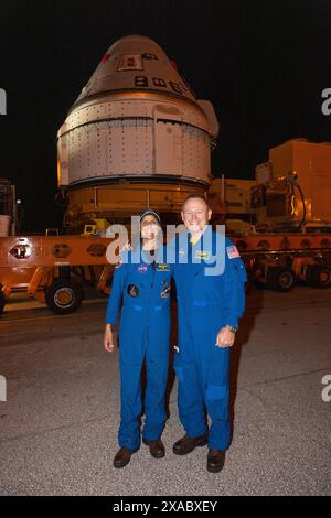 Cape Canaveral, Florida, Stati Uniti. 16 aprile 2024. Da sinistra a destra, gli astronauti della NASA Suni Williams e Butch Wilmore posano di fronte alla navicella spaziale Starliner della Boeing la mattina presto di martedì 16 aprile 2024, fuori dalla Commercial Crew and Cargo Processing Facility della compagnia presso il Kennedy Space Center dell'agenzia in Florida. (Credit Image: © Kim Shiflett/NASA/ZUMA Press Wire) SOLO PER USO EDITORIALE! Non per USO commerciale! Foto Stock