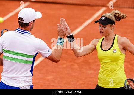 Parigi, Francia. 5 giugno 2024. Laura Siegemund (r) e Edouard Roger-Vasselin fanno il tifo. Crediti: Frank Molter/dpa/Alamy Live News Foto Stock