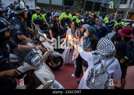 New York, Stati Uniti. 5 giugno 2024. I manifestanti affrontano la polizia in moto durante la marcia attraverso l'East Side. Crediti: M. Stan Reaves/Alamy Live News Foto Stock