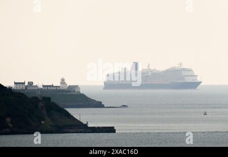 Cobh, Cork, Irlanda. 5 giugno 2024. La nave da crociera Queen Anne, nuova Cunard, si dirige verso Roches Point mentre si avvicina al porto per la sua prima visita a Cobh, Co Cork, Irlanda.- foto: David Creedon / Alamy Live News Foto Stock