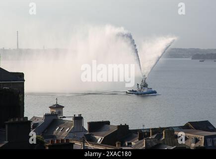 Cobh, Cork, Irlanda. 5 giugno 2024. La Tugboat Gerry o'Sullivan dà un saluto ai cannoni d'acqua per salutare la nuova nave da crociera Cunard MS Queen Anne mentre visita Cobh, Co. Cork per la prima volta. - Foto: David Creedon / Alamy Live News Foto Stock