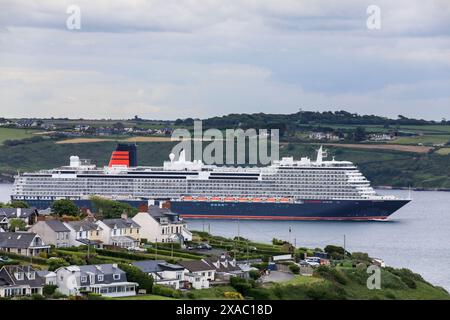 Churchbay, Cork, Irlanda. 5 giugno 2024. La nuova nave di linea Queen Anne di Cunard passa davanti alle case sul lungomare mentre parte per un viaggio a Southampton a Churchbay, Co. Cork, Irlanda - foto: David Creedon / Alamy Live News Foto Stock