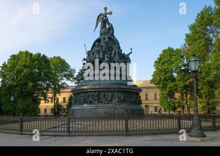 VELIKY NOVGOROD, RUSSIA - 15 LUGLIO 2023: Monumento "Millennium of Russia" in una mattina presto di luglio. Cremlino di Veliky Novgorod Foto Stock