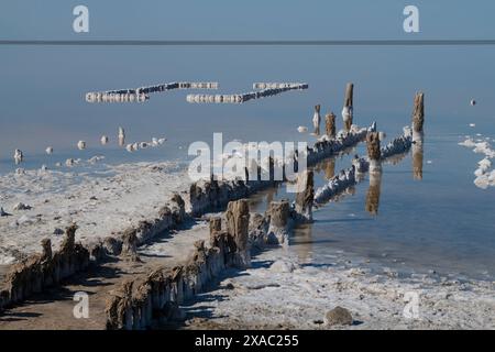 Rovine di vecchie terme sul lago salato di Elton in un giorno di sole maggio. Regione di Volgograd, Russia Foto Stock