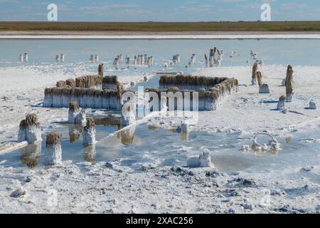 Rovine di vecchie terme salate sul lago salato di Elton in un giorno di sole di maggio. Regione di Volgograd, Russia Foto Stock