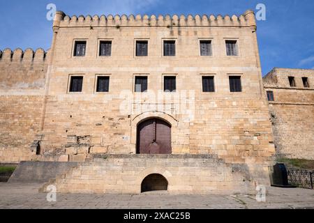 Facciata dell'antico edificio della cancelleria del Khan in una soleggiata mattinata di maggio. Fortezza di Naryn-Kala a Derbent. Daghestan, Russia Foto Stock