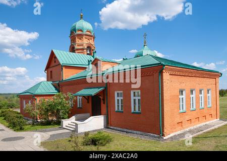 MONASTYRSHINO, RUSSIA - 21 MAGGIO 2024: La costruzione del Museo della Battaglia di Kulikovo nel villaggio di Monastyrschino in una soleggiata giornata di maggio. Tula r Foto Stock