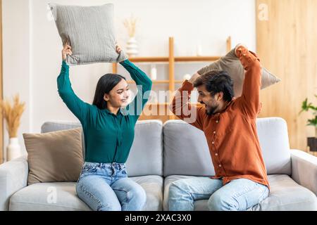 Due amici giocosi impegnati in Pillow Fight Foto Stock