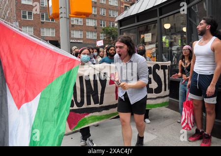 I manifestanti pro-palestinesi marciano sventolando la bandiera palestinese. I manifestanti pro-palestinesi si sono radunati fuori dal Baruch College di Manhattan, New York, condannando Hillel a Baruch e Hillel International, un'organizzazione universitaria ebraica. I manifestanti criticarono Hillel per i suoi legami con le società collegate a Israele. Dopo la manifestazione, i manifestanti pro-Palestina marciarono a nord. Dall'inizio della guerra tra Israele e Hamas, il 7 ottobre 2023, il ministero della salute di Gaza ha dichiarato che più di 36.000 persone sono state uccise a Gaza, un territorio governato da Hamas. Il bilancio delle vittime non distingue tra civili e co Foto Stock