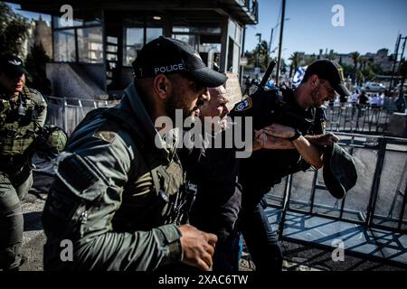 Gli agenti di polizia di frontiera israeliani portano un manifestante fuori dalla porta di Damasco a Gerusalemme. Decine di migliaia di giovani religiosi ultranazionalisti, uomini e donne sionisti hanno sfilato attraverso le parti musulmane della città Vecchia di Gerusalemme nella marcia annuale della bandiera di Gerusalemme, un evento che minaccia di innescare ulteriori violenze nella guerra Israele-Hamas. Israelís giorno di Gerusalemme segna la riunificazione della città durante la Guerra dei sei giorni e la cattura del Monte del Tempio e del muro Occidentale, Judaismís luoghi più sacri. (Foto di Eyal Warshavsky/SOPA Images/Sipa USA) Foto Stock
