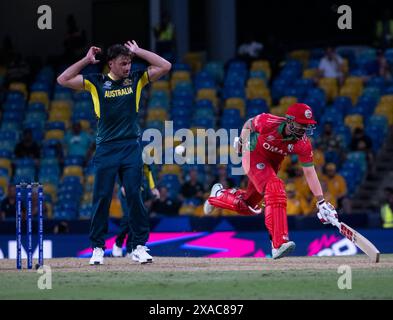 Bridgetown, Barbados. 6 giugno 2024. Coppa del mondo ICC T20 2024 - Australia contro Oman Una stretta chiamata per Ayaan Khan dell'Oman mentre Marcus Stoinis guarda come l'Australia affronta l'Oman nella Coppa del mondo ICC T20 a Kensington Oval, Bridgetown, Barbados. Crediti: Ian Jacobs/Alamy Live News Foto Stock