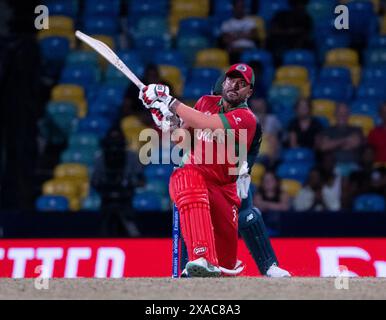 Bridgetown, Barbados. 6 giugno 2024. ICC T20 World Cup 2024 - Australia contro Oman 6 corre per Ayaan Khan dell'Oman mentre l'Australia affronta l'Oman nella Coppa del mondo ICC T20 a Kensington Oval, Bridgetown, Barbados. Crediti: Ian Jacobs/Alamy Live News Foto Stock