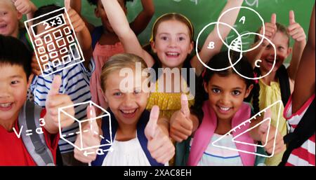 Immagine di icone di concetto matematico contro diversi studenti che mostrano pollice in su alla scuola elementare Foto Stock