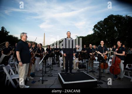 Washington DC, Stati Uniti. 1 giugno 2024. Alvise Maria Casellati ringrazia il pubblico dopo aver terminato la sua esibizione in Italian Opera al Lincoln Memorial, National Mall, a Washington DC, USA, il 1° giugno, 2024. (foto di Aashish Kiphayet/NurPhoto) crediti: NurPhoto SRL/Alamy Live News Foto Stock