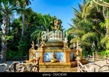 Xishuangbanna, CINA - 25 OTTOBRE 2023: La dea della Terra si trova a Manting Park, un antico giardino reale. Foto Stock