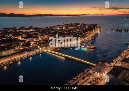 Zara, Croazia - Vista aerea del Ponte della città illuminato (Gradski Most) con la città vecchia di Zara, la torre della Cattedrale di Sant'Anastasia e il porticciolo degli yacht Foto Stock