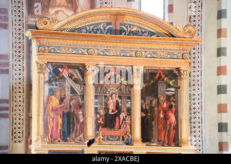 Pala rinascimentale con Madonna con bambino e Santi dipinto di Andrea Mantegna del XV secolo in presbiterio nella basilica romanica di San Zeno Foto Stock
