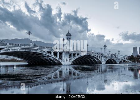 Ponte Erhai nel centro di Dali, provincia dello Yunnan, Cina Foto Stock