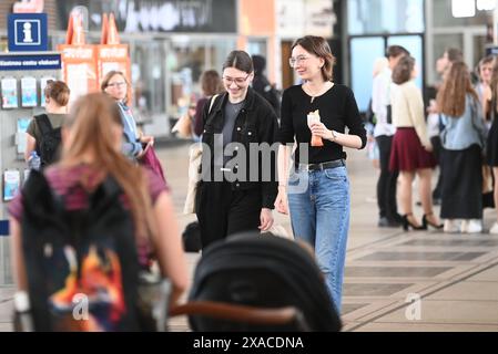 Pardubice, Repubblica Ceca. 6 giugno 2024. Passeggeri alla stazione centrale di Pardubice il 6 giugno 2024, Pardubice, Repubblica Ceca. Alcuni servizi sono stati annullati a causa di un incidente ferroviario la sera precedente in cui sono morte quattro persone. Il collegamento è fornito da un servizio di bus navetta sostitutivo. Crediti: Josef Vostarek/CTK Photo/Alamy Live News Foto Stock