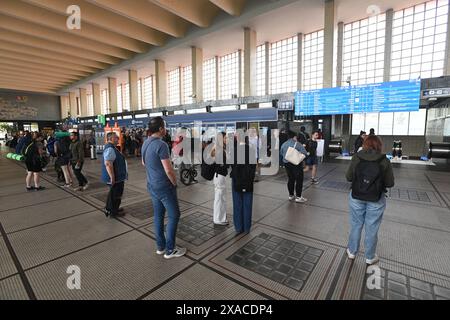 Pardubice, Repubblica Ceca. 6 giugno 2024. Passeggeri alla stazione centrale di Pardubice il 6 giugno 2024, Pardubice, Repubblica Ceca. Alcuni servizi sono stati annullati a causa di un incidente ferroviario la sera precedente in cui sono morte quattro persone. Il collegamento è fornito da un servizio di bus navetta sostitutivo. Crediti: Josef Vostarek/CTK Photo/Alamy Live News Foto Stock