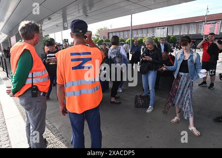 Pardubice, Repubblica Ceca. 6 giugno 2024. Passeggeri alla stazione centrale di Pardubice il 6 giugno 2024, Pardubice, Repubblica Ceca. Alcuni servizi sono stati annullati a causa di un incidente ferroviario la sera precedente in cui sono morte quattro persone. Il collegamento è fornito da un servizio di bus navetta sostitutivo. Crediti: Josef Vostarek/CTK Photo/Alamy Live News Foto Stock