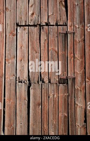 pannelli di legno verniciati di rosso resistente agli agenti atmosferici, sfondo esterno Foto Stock