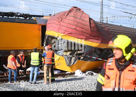 Pardubice, Repubblica Ceca. 6 giugno 2024. Vigili del fuoco sul luogo di un incidente ferroviario a Pardubice, Repubblica Ceca, 6 giugno 2024. Un treno passeggeri e merci si è scontrato la sera precedente, uccidendo quattro persone. Crediti: Josef Vostarek/CTK Photo/Alamy Live News Foto Stock