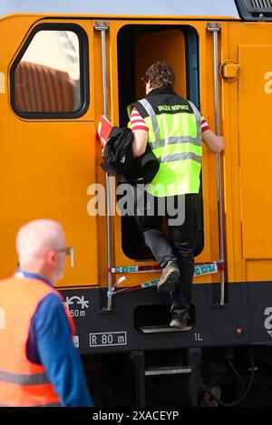 Pardubice, Repubblica Ceca. 6 giugno 2024. La scena di un incidente ferroviario a Pardubice, Repubblica Ceca, 6 giugno 2024. Un treno passeggeri e merci si è scontrato la sera precedente, uccidendo quattro persone. Crediti: Josef Vostarek/CTK Photo/Alamy Live News Foto Stock