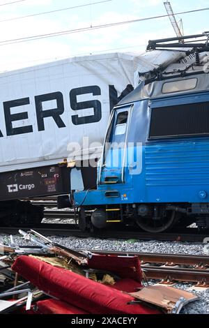 Pardubice, Repubblica Ceca. 6 giugno 2024. La scena di un incidente ferroviario a Pardubice, Repubblica Ceca, 6 giugno 2024. Un treno passeggeri e merci si è scontrato la sera precedente, uccidendo quattro persone. Crediti: Josef Vostarek/CTK Photo/Alamy Live News Foto Stock