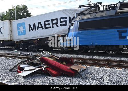 Pardubice, Repubblica Ceca. 6 giugno 2024. La scena di un incidente ferroviario a Pardubice, Repubblica Ceca, 6 giugno 2024. Un treno passeggeri e merci si è scontrato la sera precedente, uccidendo quattro persone. Crediti: Josef Vostarek/CTK Photo/Alamy Live News Foto Stock