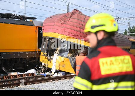 Pardubice, Repubblica Ceca. 6 giugno 2024. Vigili del fuoco sul luogo di un incidente ferroviario a Pardubice, Repubblica Ceca, 6 giugno 2024. Un treno passeggeri e merci si è scontrato la sera precedente, uccidendo quattro persone. Crediti: Josef Vostarek/CTK Photo/Alamy Live News Foto Stock