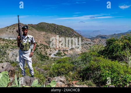 Guardia armata e vista sulle montagne dello sceicco, Somaliland, Somalia, Africa Copyright: MichaelxRunkel 1184-11389 solo per uso editoriale Foto Stock