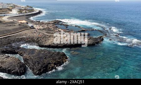 Vista delle piscine naturali sul mare di Agaete, nell'isola di Gran Canaria, una costa rocciosa con gente che si gode il bagno. Turismo alle Canarie I. Foto Stock
