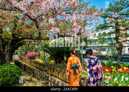 Donne tradizionalmente vestite a Dejima, un'isola artificiale nel porto di Nagasaki, Kyushu, Giappone, Asia Copyright: MichaelxRunkel 1184-11740 Foto Stock