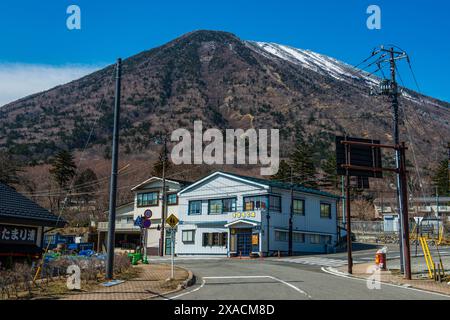 Case tradizionali a Chuzenjiko Onsen sotto il Monte Nantai, il vulcano sacro di Nikko, sito Patrimonio dell'Umanità dell'UNESCO, Nikko, Prefettura di Tochigi, Kanto, Honsh Foto Stock