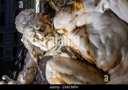 Vienna, Austria, 17 agosto 2022. Ritratto notturno di una statua della fontana accanto all'ingresso del Palazzo Imperiale di Hofburg. Luce artificiale e acqua Foto Stock