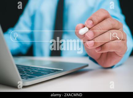 Ricerca utente navigazione dati Internet concetto di rete informazioni sui dati, ottimizzazione dei motori di ricerca tecnologica, SEO con contenuti e pubblicità sui social media Foto Stock