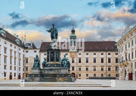 Statua in bronzo dell'imperatore Francesco II del 1846 sui cortili del Palazzo Imperiale di Hofburg, Amalienburg, Vienna, Austria, Europa Copyright: Bestravelvideo 1278- Foto Stock