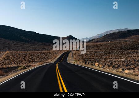 Autostrada collinare solitaria nel deserto di Death Valley, Califorina, Stati Uniti d'America, Nord America Copyright: CasparxSchlageter 1372-198 Foto Stock