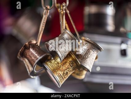 Artigianato del rame, macchine per il caffè al Grand Bazaar, Istanbul, Turchia, Europa Copyright: KomoljonxMusaev 1378-17 Foto Stock