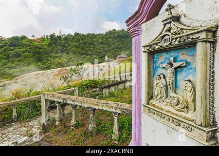 La dodicesima stazione della Croce sul sentiero che porta in cima a questo parco turistico con la sua torre di pace mondiale e le case di culto di cinque religioni principali, B Foto Stock