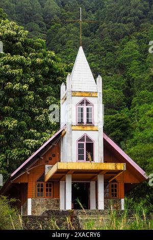 La Chiesa cattolica in questo parco turistico vulcanico con case di culto delle cinque principali religioni: Bukit Kasih, Minahasa, Sulawesi settentrionale, Indonesia, S Foto Stock