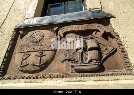 Era consuetudine tra i tessitori a telaio a Newburgh, Fife, Scozia, sposarsi avere le loro iniziali e un cuore tagliato nell'architrave della loro porta. Foto Stock