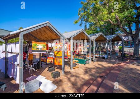 Vista delle bancarelle di souvenir e artigianato su St. George Street, Knysna Central, Knysna, Western Cape, Sud Africa, Africa Copyright: FrankxFell 844-33488 Foto Stock