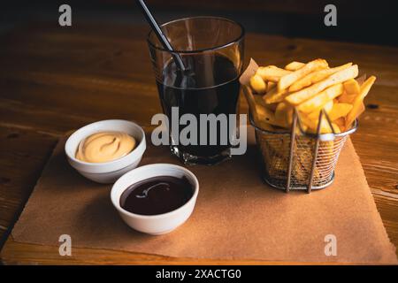 Patatine fritte e un bicchiere di soda. Fast food. Caffè. Foto di alta qualità Foto Stock