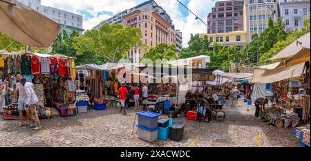 Vista delle bancarelle di souvenir colorate in Greenmarket Square, città del Capo, Capo Occidentale, Sud Africa, Africa Copyright: FrankxFell 844-33794 Foto Stock