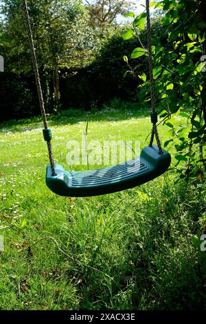 altalena per bambini in un giardino di campagna inglese, devon, inghilterra Foto Stock