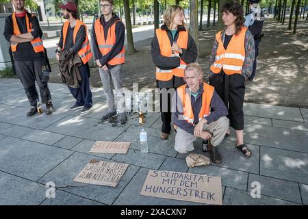 Berlino, Germania. 6 giugno 2024. Gli attivisti ambientalisti di ultima generazione protestano di fronte alla Cancelleria. Crediti: Kay Nietfeld/dpa/Alamy Live News Foto Stock